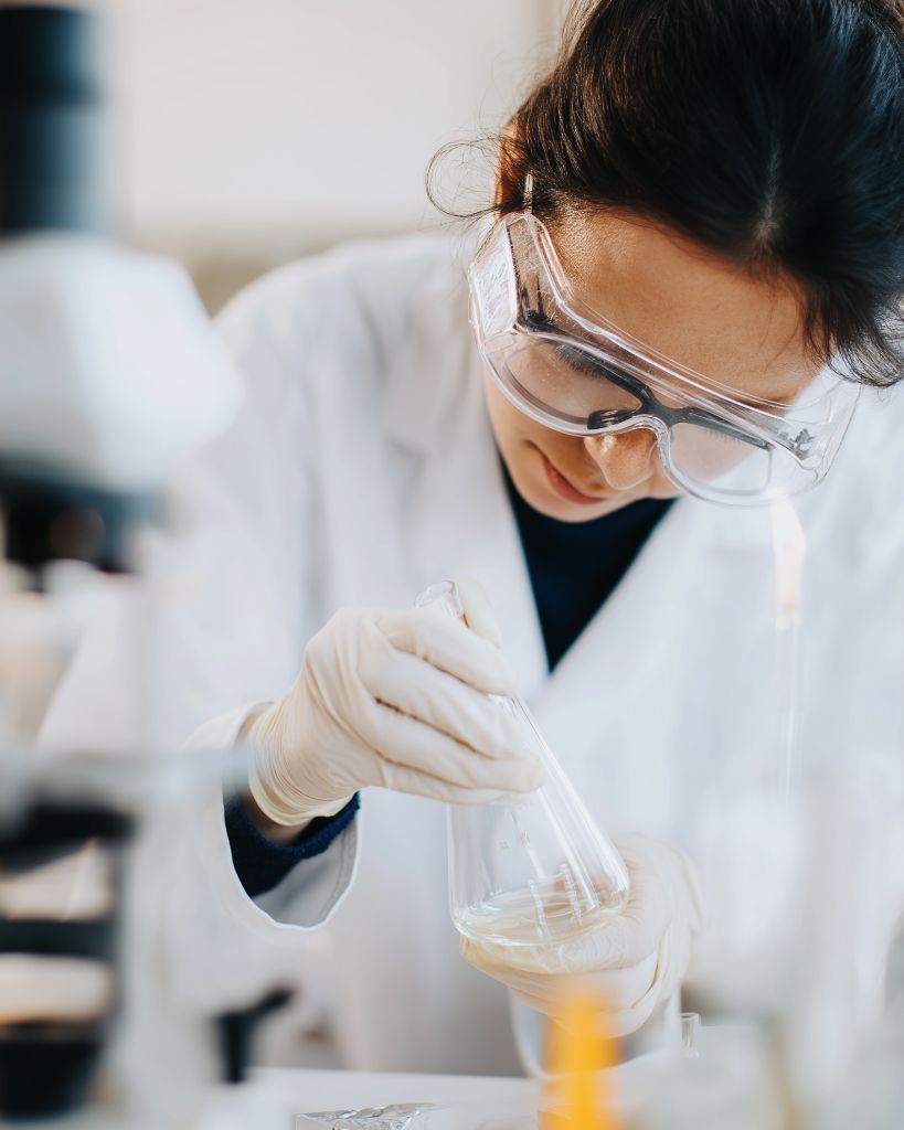 Farmacêutica em laboratório